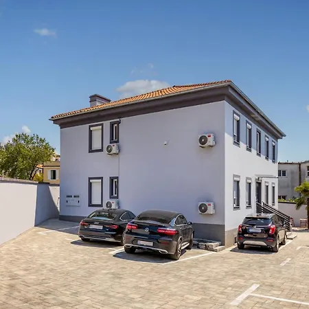 Agostini - Self Check-in - Free Gated Parking On Site Apartment *